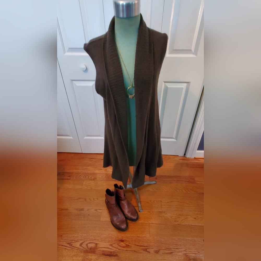 Sleeveless sweater vest